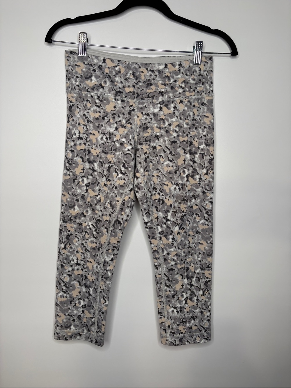 Lululemon Cropped Capri Workout Leggings Size 6 Grey Beige Camo Print